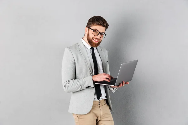 Porträtt av en leende affärsman klädd i kostym — Stockfoto