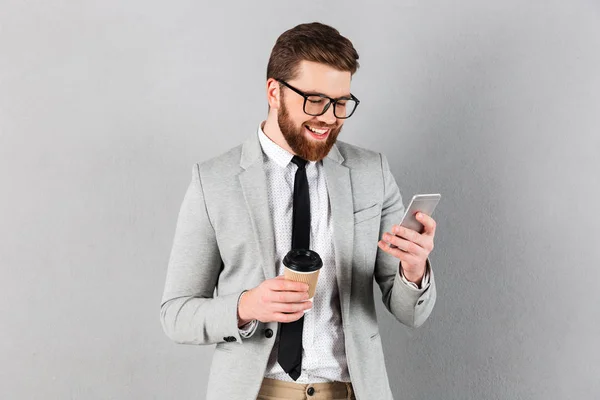 Πορτρέτο ενός χαμογελώντας επιχειρηματία ντυμένος με κοστούμι — Φωτογραφία Αρχείου