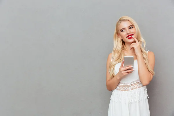 Portrait d'une femme réfléchie regardant ailleurs — Photo