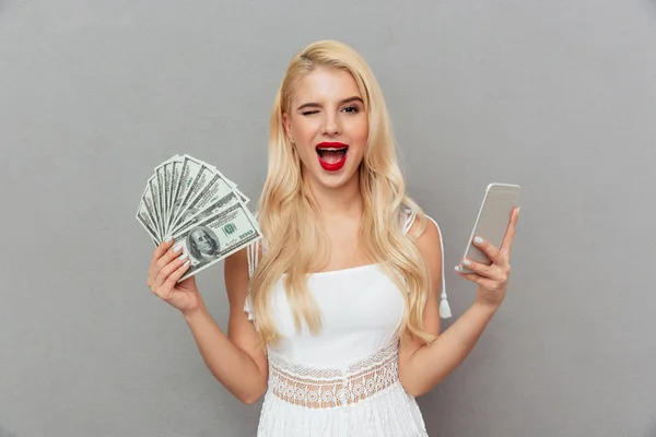 Portrait of a cheery woman holding mobile phone — Stock Photo, Image