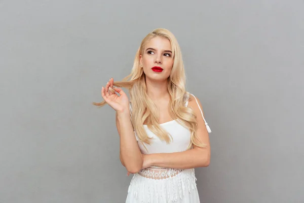 Retrato de una mujer bonita coqueteando y mirando hacia otro lado —  Fotos de Stock