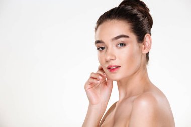 Yatay taze cilt pos ile güzel genç kadın portresi