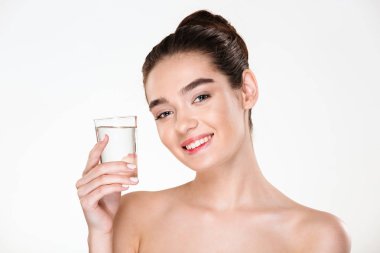Yarı çıplak içki memnun muhteşem kadının resmi oluşturan kapatın