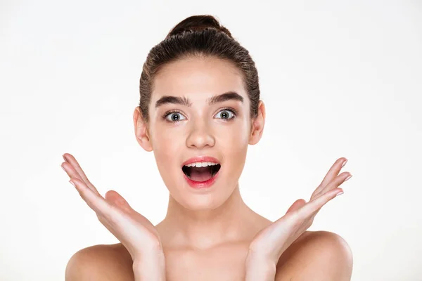 Studio portret van opgewonden volwassen meisje met natuurlijke make-up laughi — Stockfoto