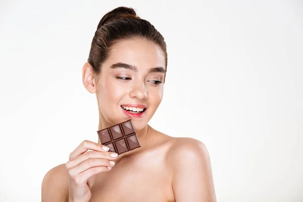 黒髪 chocol の食べる新鮮なかわいい女性モデルのポートレート — ストック写真
