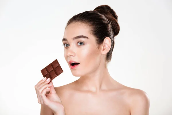 Ritratto di donna mezza nuda affamata con cioccolatino mangia capelli scuri — Foto Stock