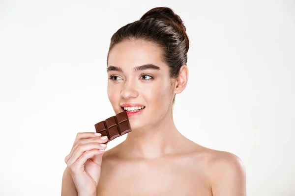 Bella immagine di affamata donna mezza nuda con i capelli scuri mangiare choc — Foto Stock