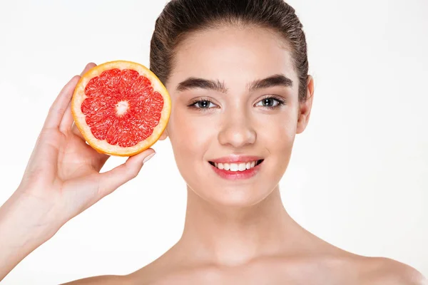 Imagen alegre de la sonriente mujer semidesnuda con maquillaje natural hol —  Fotos de Stock