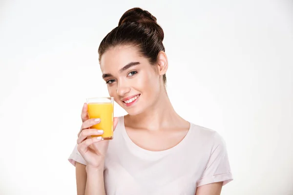 Close-up foto van blij dat prachtige vrouw drinken zoete oranje ju — Stockfoto