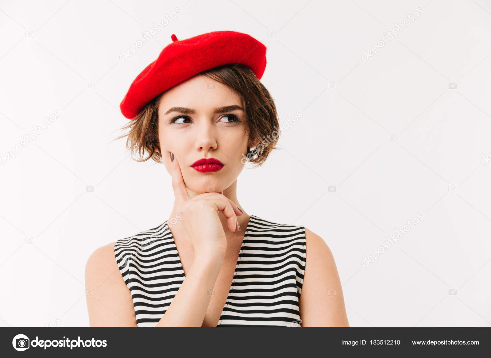 Retrato de una mujer pensativa vestida con boina roja: fotografía de © Vadymvdrobot #183512210 Depositphotos