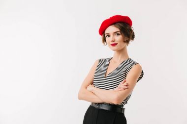 Kırmızı bere içinde giyinmiş bir gülümseyen kadın portresi