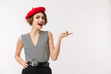 Kırmızı bere işaret giyen neşeli bir kadın portresi