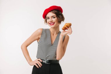 Kırmızı bere takan mutlu bir kadın portresi