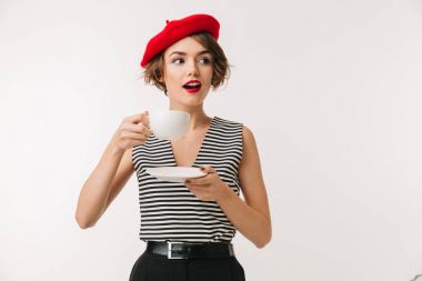 Kırmızı bere giyen güzel bir kadın portresi