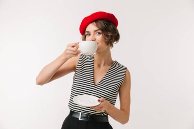 Kırmızı bere giyen güzel bir kadın portresi