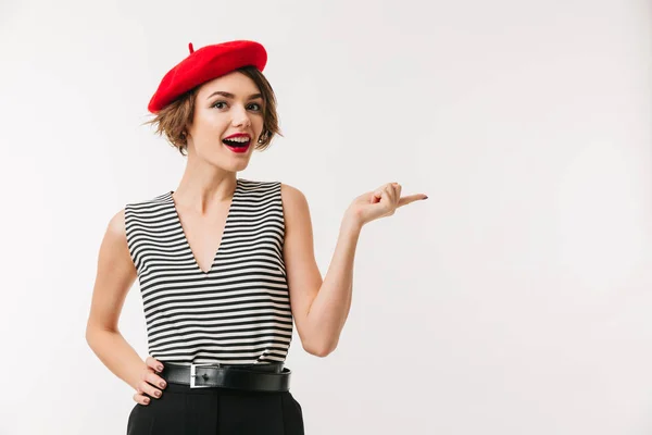 Retrato de uma mulher alegre usando boina vermelha apontando — Fotografia de Stock