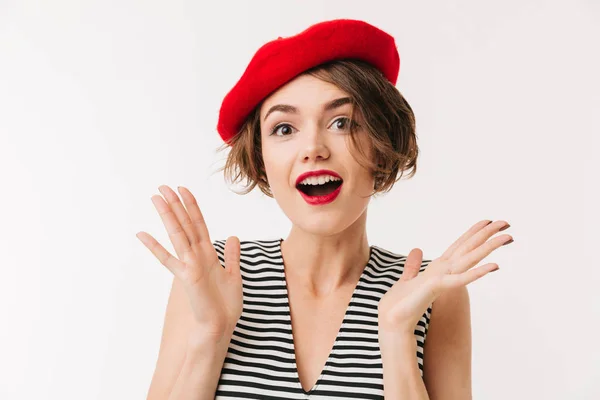 Portret van een gelukkige vrouw gekleed in rode baret — Stockfoto