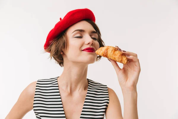 Portrait rapproché d'une femme satisfaite portant un béret rouge — Photo