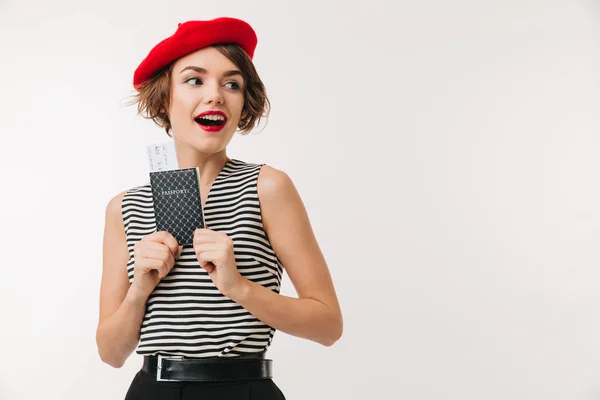 Retrato de uma mulher alegre vestindo boina vermelha — Fotografia de Stock