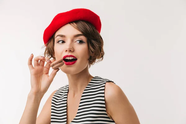 Potret seorang wanita cantik mengenakan baret merah — Stok Foto