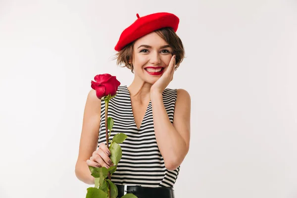 Retrato de una mujer sonriente con boina roja —  Fotos de Stock