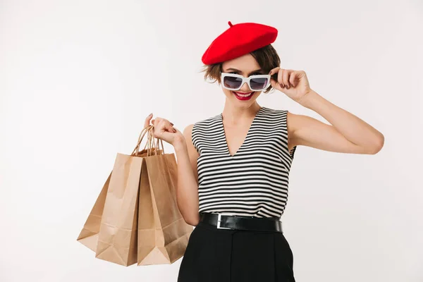 Porträt einer lächelnden Frau mit roter Baskenmütze — Stockfoto