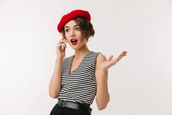 Retrato de una mujer sorprendida con boina roja — Foto de Stock