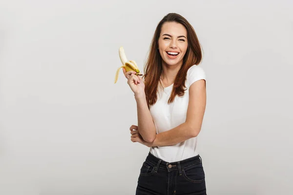 Portret szczęśliwy, młodej kobiety, trzymając banana — Zdjęcie stockowe