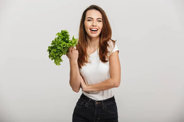 Porträt einer hübschen jungen Frau mit Salat — Stockfoto