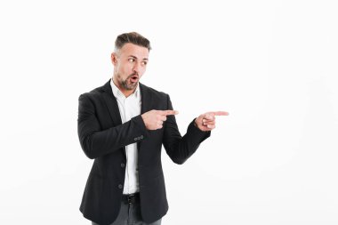 Bir neşeli olgun işadamı portresi takım elbise giymiş