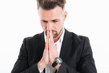 Portre portre siyah jacke giyen ciddi konsantre adamın