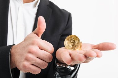 Takım elbise giymiş bir adam yakın çekim