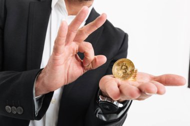 Takım elbise giymiş bir adam yakın çekim