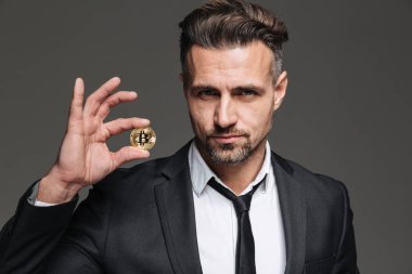 İçinde kahverengi saçlı başarılı olgun adam fotoğrafı uygun ve d kravat
