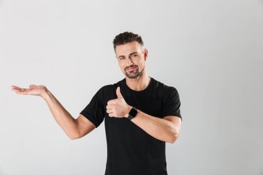 Başparmak gösterilmesini güçlü sporcu.