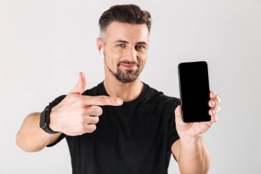 Gülümseyen bir olgun sporcu portresi