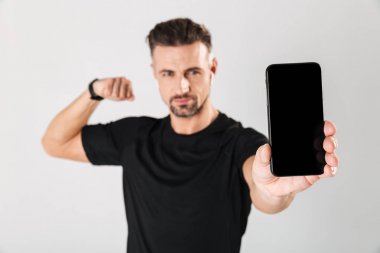 Kendinden emin bir olgun sporcu portresi