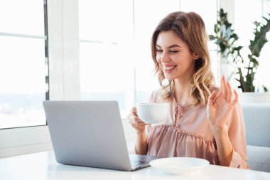 Blondy kadında mutlu tarafından masanın bluz