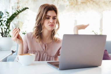 karışık bir genç kadının portresi