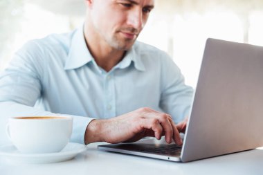 Yakışıklı bir olgun adam yakın çekim