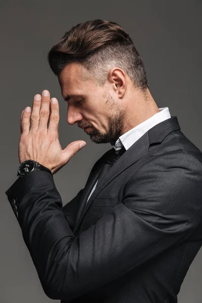 Retrato no perfil do empresário masculino dos anos 30 em stand terno preto — Fotografia de Stock