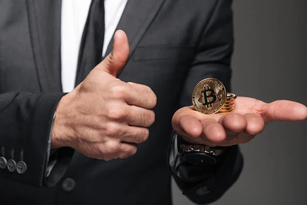 Nahaufnahme eines Mannes im Anzug mit Bitcoin — Stockfoto