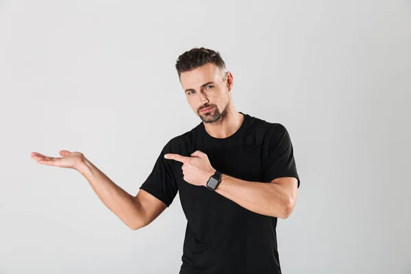 Retrato de um belo jovem desportista apontando dedo — Fotografia de Stock