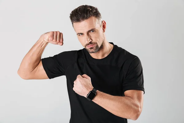 Portret pewnie młodego sportowca Wyświetlono biceps — Zdjęcie stockowe