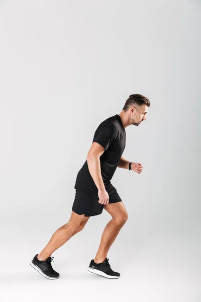 Retrato de comprimento total de um atleta maduro saudável correndo — Fotografia de Stock
