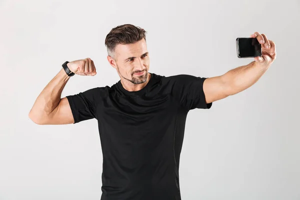 Retrato de um atleta maduro sorridente tirando uma selfie — Fotografia de Stock