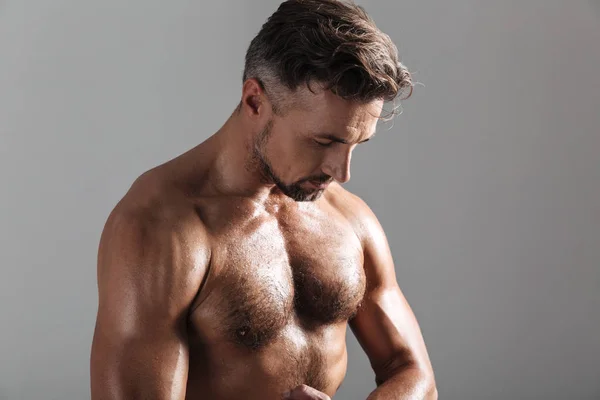 Närbild porträtt av en muskulös mogen shirtless sportsman — Stockfoto