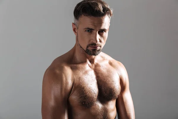 Portret van een gespierde volwassen shirtless sportman close-up — Stockfoto