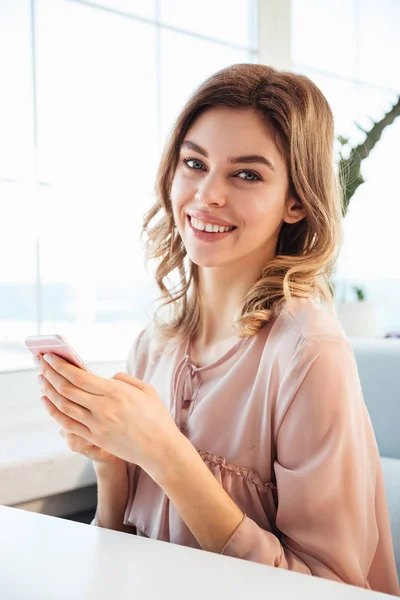 Κάθετη εικόνα Smiling γυναικεία γυναίκα σε μπλούζα — Φωτογραφία Αρχείου