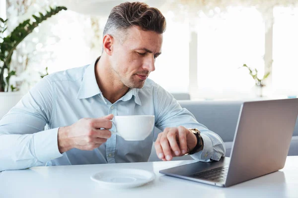 Porträt eines reiferen Mannes mit Laptop — Stockfoto